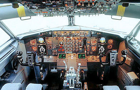 Analoges Cockpit der 737-300 mit ersten digitalen Ansätzen; die Cockpits der Versionen -400 und -500 sind weitgehend identisch - Foto: ZVG
