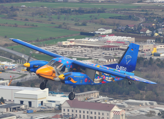 Diese farbenprächtige Dornier Do 28 dient dem Paraclub als Absetzflugzeug