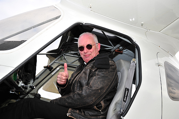 Erich Häberle nach der glücklichen Ankunft auf seinem Heimatflugplatz LOXN - Foto: Austrian Wings Media Crew