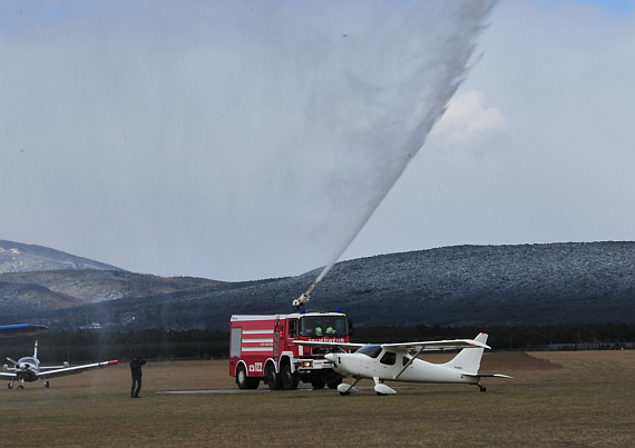 Von der Feuerwehr wurde der Atlantikflieger mittels Wasserfontäne und Pressluftfanfaren willkommen geheißen - Foto: Austrian Wings Media Crew Von der Feuerwehr wurde der Atlantikflieger mittels Wasserfontäne und Pressluftfanfaren willkommen geheißen - Foto: Austrian Wings Media Crew