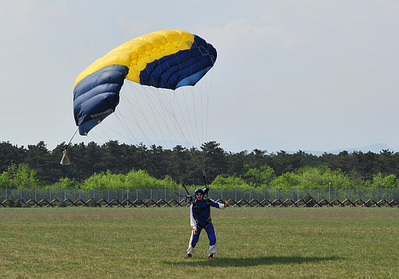 Ein Fallschirmspringer bei der Landung (Symbolbild) - Foto: Austrian Wings Media Crew