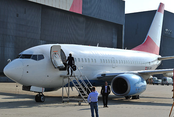 In neutralisierter "AUA-Bemalung" wurde die OE-LNM zur Verschrottung nach Großbritannien überstellt - Foto: Austrian Wings Media Crew