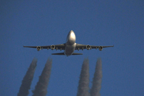 Die Ära der Passagier-Jumbos bei Singapore Airlines ist zu Ende; hier eine 747 der Airline auf dem Weg von Frankfurt nach Singapur (Flug SQ 326), aufgenommen in der Abenddämmerung des 1. April 2012, südlich von Rostov am Don auf Reiseflughöhe - Foto: