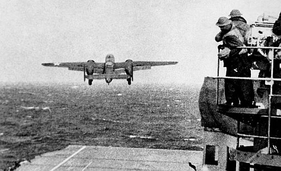 Eine der 16 B-25 bei ihrem Start von der "Hornet" - Foto: US-Navy