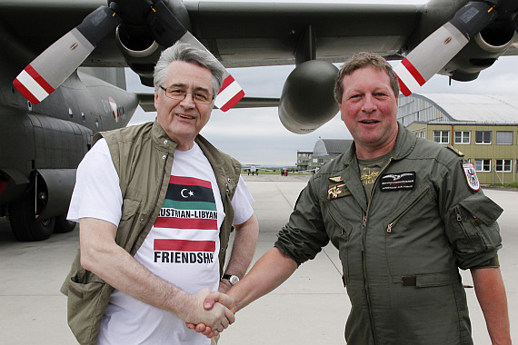 Fritz Edlinger und Captain Major Bernhard Staudacher vor der Hercules - Foto: Simader/Bundesheer