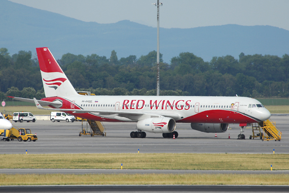 Red Wings aus Moskau betreibt eine reine TU 204 Flotte; die Maschine mit der Registrierung RA-64050 landete am Pfingstsonntag in Wien - Foto: Austrian Wings Media Crew