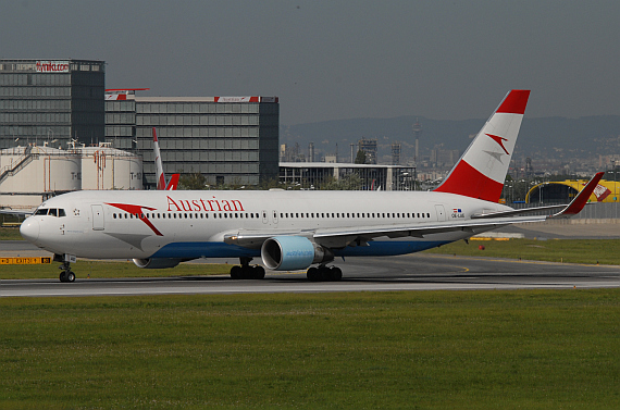 Blieben heute außerplanmäßig am Boden: 2 Boeing 767-300ER der AUA - Foto: M. Huber