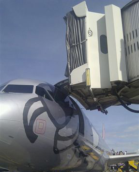 Niki Flugzeugtüre beschädigt