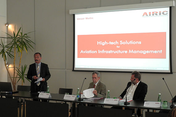 AIRIC-Chairman Wolfgang Edelmann (ganz links), Alexander Van der Bellen (Mitte) und Karl Fröschl (rechts) - Foto: M. Klein / Austrian Wings