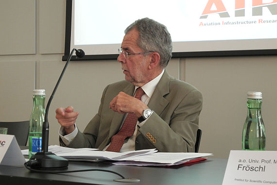 Alexander Van der Bellen sieht grünes Licht für ein erfolgreiches Projekt - Foto: M. Klein / Austrian Wings