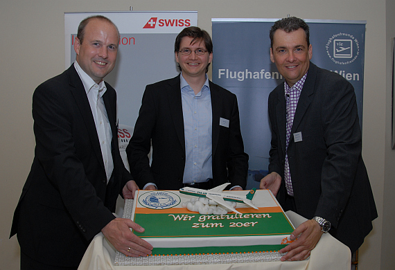 Eva Air spendierte den Flughafenfreunden Wien eine Torte zum 20-jährigen Bestehen.
