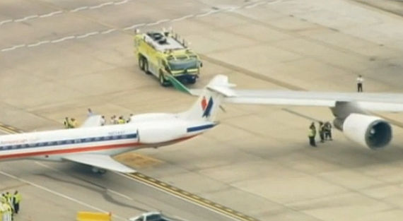 Mit ihrer rechten Tragfläche streifte die 747 das Leitwerk des Embraer Jets - Foto: Screenshot TV-Beitrag zum Unfall