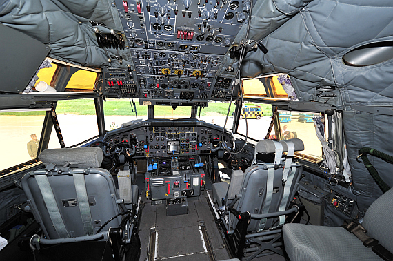 Das analoge Cockpit der Transall ist sehr geräumig - Foto: Austrian Wings Media Crew