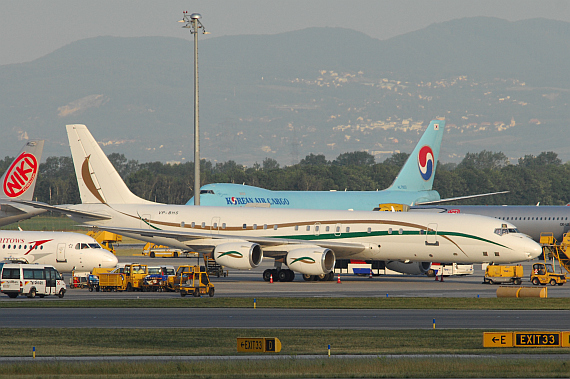 Der seltene Gast auf dem Vorfeld des Wiener Flughafens; im Hintergrund rollt eine Boeing 747-400F von Korean Air Cargo - Foto: Austrian Wings Media Crew