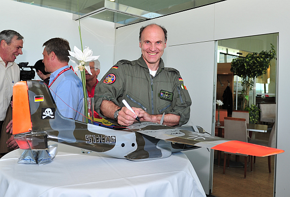 Oberstleutnant Zitzewitz signiert ein Modell der Transall - Foto: Austrian Wings Media Crew