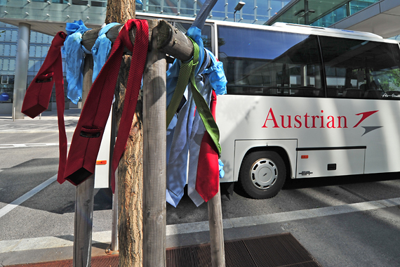 Rote Krawatten (AUA-Piloten) neben blauen Halstüchtern (AUA-Flugbegleiter) und grünen Krawatten (Tyrolean-Piloten); seit heute ist die Uniform von AUA und Tyrolean Personal vereinheitlicht, die alten Uniformteile werden nicht mehr benötigt - Foto: Aust