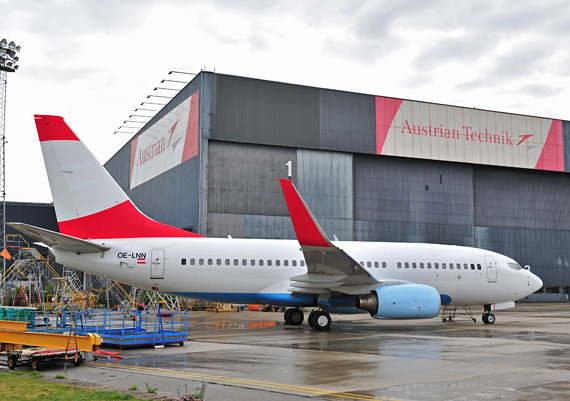 Die OE-LNN in neutralisierter Bemalung am 1. Juni auf dem Vorfeld vor dem AUA-Hangar - Foto: PT / Austrian Wings Media Crew Die OE-LNN in neutralisierter Bemalung am 1. Juni auf dem Vorfeld vor dem AUA-Hangar - Foto: PT / Austrian Wings Media Crew