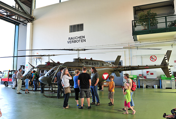 Zwei OH-58 Kiowa in der Fliegerwerft - Foto: Austrian Wings Media Crew