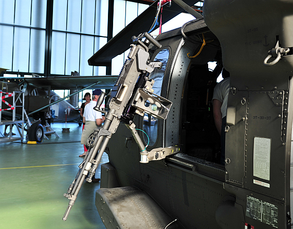 Zum aktiven Selbstschutz kann der Black Hawk mit zwei seitlichen MGs bestückt werden, die von so genannten “Doorgunnern” bedient werden – Foto: Austrian Wings Media Crew Zum aktiven Selbstschutz kann der Black Hawk mit zwei seitlichen MGs bestückt werden, die von so genannten “Doorgunnern” bedient werden – Foto: Austrian Wings Media Crew