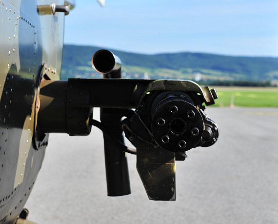 Der OH-58 Kiowa ist zur Selbstverteidigung und zur Unterstützung der Bodentruppen mit einer Minigun auf der rechten Seite ausgestattet - Foto: Austrian Wings Media Crew