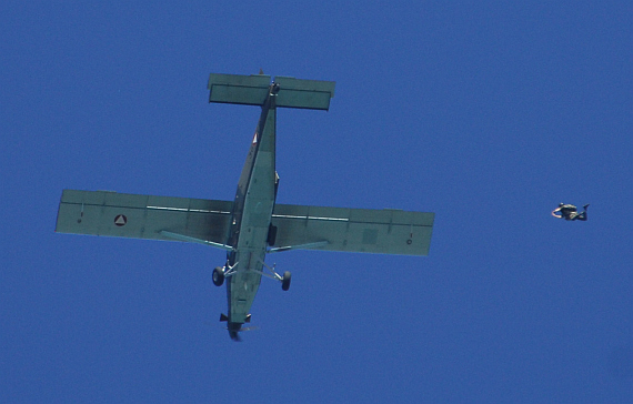 Fallschirmspringer verlassen eine PC-6 - Foto: Austrian Wings Media Crew