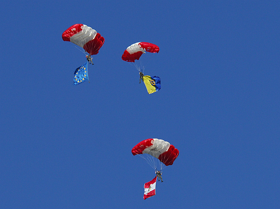 Die drei Springer trugen je eine österreichische, eine niederösterreichische sowie eine Europaflagge - Foto: Austrian Wings Media Crew