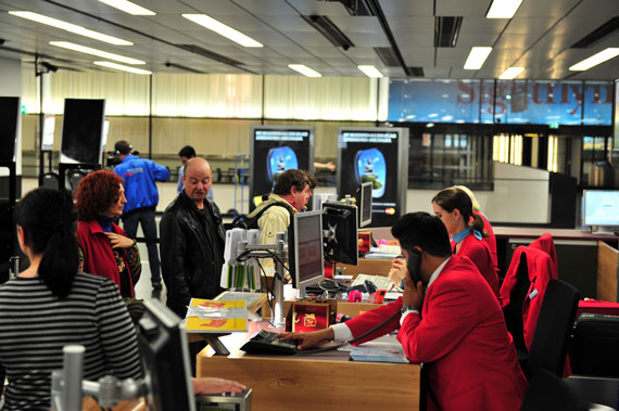 5. 6. 2012, kurz nach 3 Uhr Früh: die ersten Passagiere checken im Regelbetrieb ein - Foto: Austrian Wings Media Crew