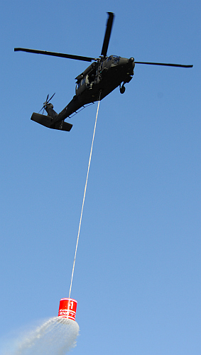 Ein Black Hawk mit Wasserbehälter für den Löscheinsatz - Foto: Austrian Wings Media Crew