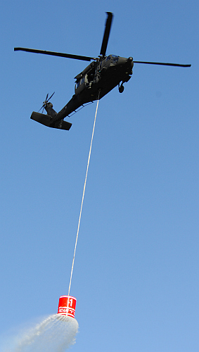 Auch Feuerlöscheinsätze gehören zum Reportoire des Black Hawk - Foto: Markus Dobrozemsky Auch Feuerlöscheinsätze gehören zum Reportoire des Black Hawk - Foto: Markus Dobrozemsky