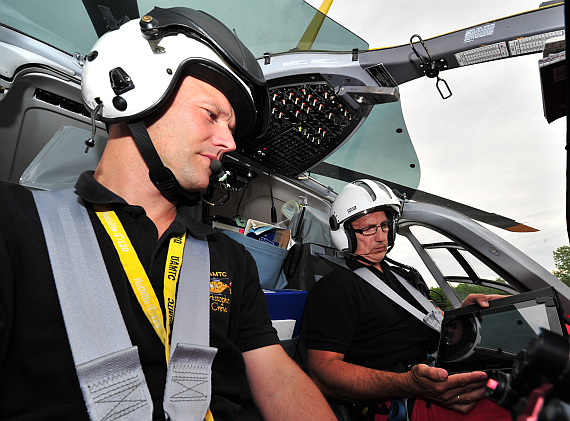 Pilot und HEMS-Crewmember mit dem neuen Tablet PC im Cockpit von Christophorus 9 - Foto: Austrian Wings Media Crew