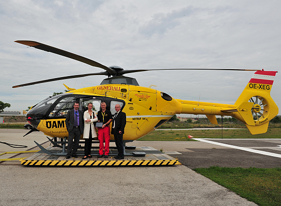 Thomas Sztavinovszki, Petra Gregorowitsch (beide Samsung), Robert Holzinger und Reinhard Kraxner (beide ÖAMTC) mit dem neuen Tablet PC vor Christophorus 9 - Foto: Austrian Wings Media Crew