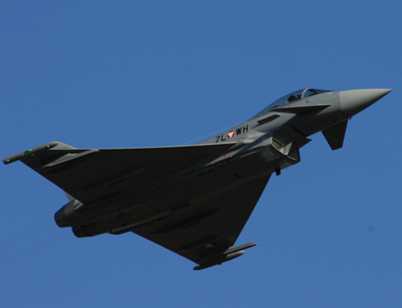 Der "Star" war ein einzelner Eurofighter, der zum Bedauern der Gäste nur zwei Überflüge ohne Nachbrenner durchführte; "Wohl Teil der Darabos-Sparpolitik", hörte man manchen Besucher ätzen - Foto: Austrian Wings Media Crew