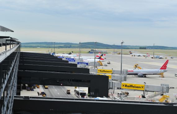 Blick vom Besucherdeck, das "noch diesen Sommer" geöffnet werden soll, wie es vom Flughafen heißt