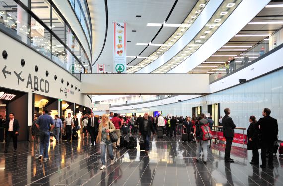 Schon nach wenigen Stunden tummelten sich Tausende im neuen Check In 3 (Syklink) Schon nach wenigen Stunden tummelten sich Tausende im neuen Check In 3 (Syklink)