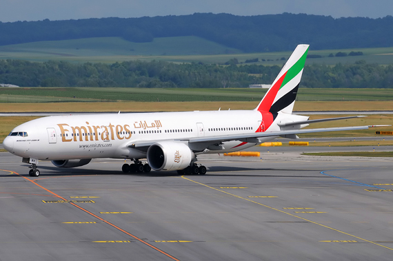 Die betreffende Boeing 777-200LR, A6-EWH, vor dem Weiterflug nach Dubai - Foto: Chris Jilli