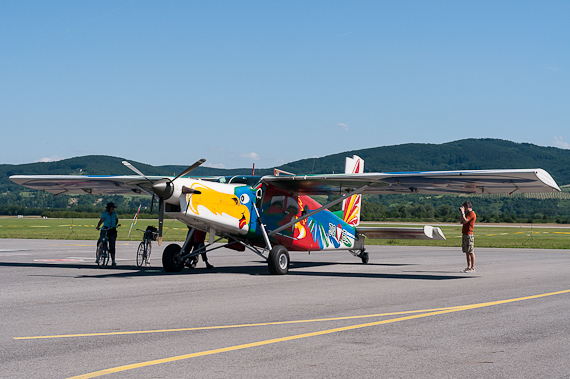 Farbenfrohe Pilatus PC-6 - Foto: Markus Dobrozemsky