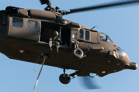 Der Bordtechniker des Black Hawk überwacht etwa Bergevorgänge und sucht den Luftraum bei Start und Landung sowie im Tiefflug nach Hindernissen ab - beide Fotos: Markus Dobrozemsky