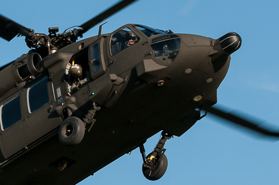 Bei Flugmanövern in Bodennähe assistiert der Bordtechniker den Piloten und überprüft visuell den Bereich hinter dem Hubschrauber auf Hindernisfreiheit - Foto: Markus Dobrozemsky Bei Flugmanövern in Bodennähe assistiert der Bordtechniker den Piloten und überprüft visuell den Bereich hinter dem Hubschrauber auf Hindernisfreiheit - Foto: Markus Dobrozemsky