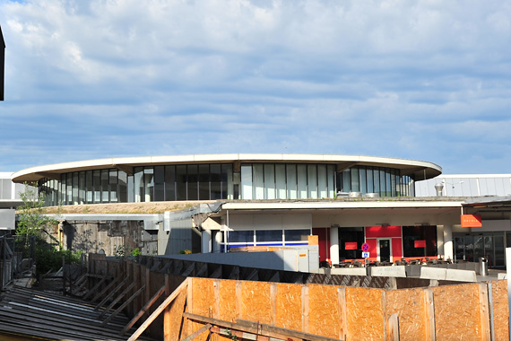 Die alte Ankunftshalle muss dem Ausbau des Flughafenbahnhofs weichen - Foto: Austrian Wings Media Crew