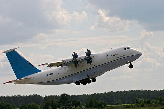 Wie die mächtige AN-22 verfügt auch die AN-70 über gegenläufige Luftschrauben - Foto: Marianivka / Wiki Commons