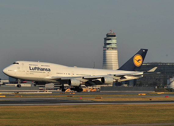 Der seltene Gast kurz vor dem Touchdown auf Piste 16 - Foto: Austrian Wings Media Crew