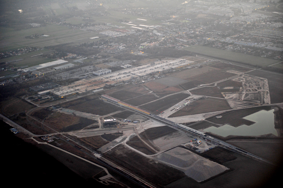 Abendliche Luftaufnahme des einstigen Flughafens vom März 2012 - Foto: Austrian Wings Media Crew