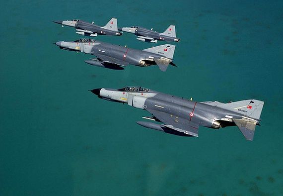 Formation von F-4 Phantom (Vordergrund) der türkischen Luftwaffe - Foto: Turkish Air Force