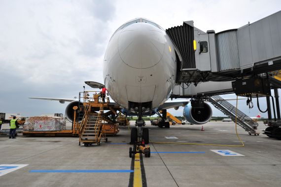 Kurz nach dem A319 dockte als erstes Langstreckenflugzeug der AUA eine 777 am