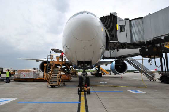 Kurz nach dem A319 dockte als erstes Langstreckenflugzeug der AUA eine 777 am Kurz nach dem A319 dockte als erstes Langstreckenflugzeug der AUA eine 777 am