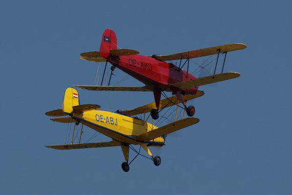 Geschlossene Formation von zwei Bücker Jungmann beim Low Pass