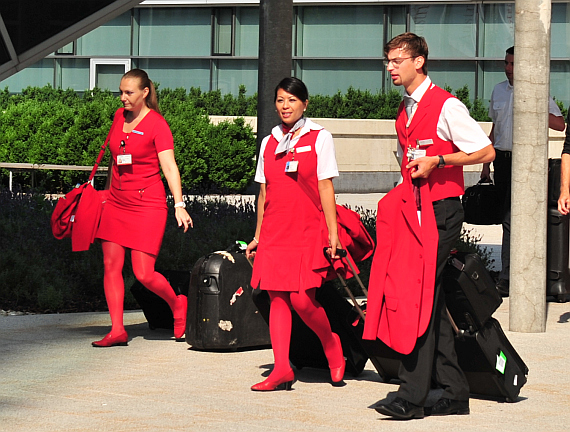 Seite heute tragen AUA und Tyrolean Mitarbeiter des fliegenden Personals eine einheitliche Uniform - Foto: Austrian Wings Media Crew