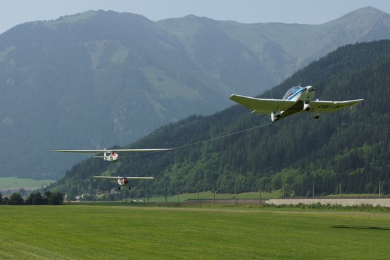 Historisches Segelflugzeug vom Typ Grunau Baby beim Start durch Flugzeugschlepp