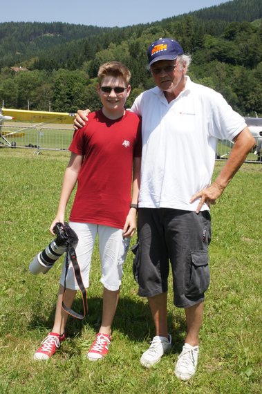 Pilotenlegende Sigi Angerer mit einem jungen Fan