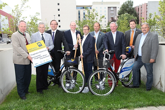 Spatenstich durch Vertreter der Politik und des Flughafens - Foto: Flughafen Wien